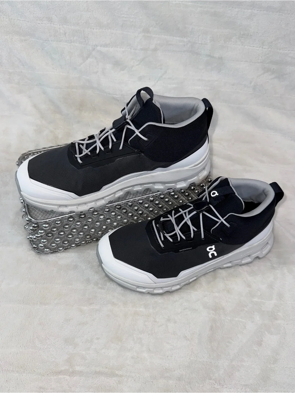 On Clouds hero Mid Waterproof Black White Sz Youth 5/Women 6.5 3YD30020299 🖤🤍
